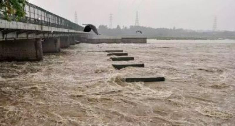 लगातार हो रही बारिश के चलते बढ़ा नदियों का जलस्तर, गंगा तट पर जाने के लिए प्रशासन की ओर से अलर्ट जारी 