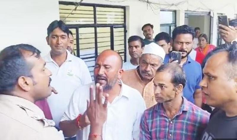भाजपा मंडल अध्यक्ष पर दुष्कर्म का आरोप लगने के बाद गरमाया माहौल, गिरफ्तारी की मांग को लेकर जमकर हंगामा 