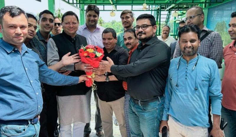 राज्य के सभी अधिकारी मीडिया के साथ रखें बराबर संवाद - सीएम धामी