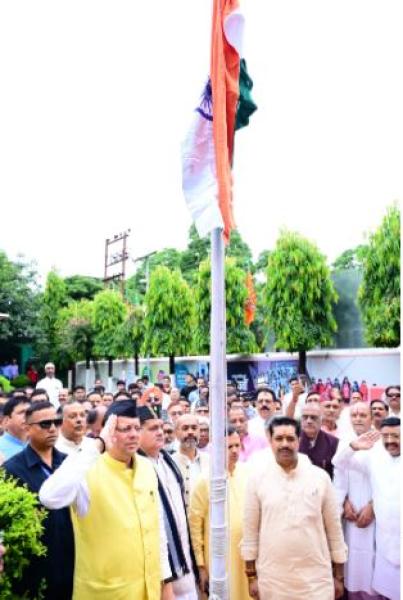स्वतंत्रता दिवस पर मुख्यमंत्री धामी ने किया ध्वजारोहण