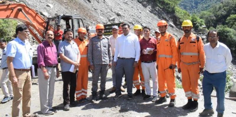 प्रभारी सचिव ने केदार घाटी में क्षतिग्रस्त मोटर मार्गों का किया निरीक्षण 