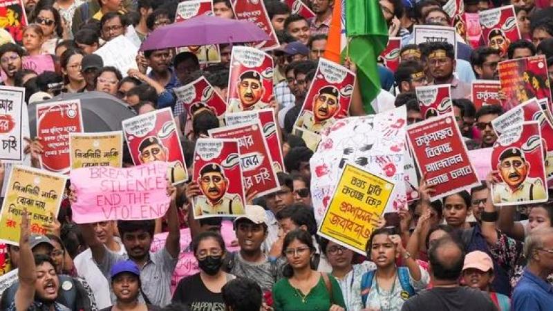 कोलकाता में जूनियर डॉक्टरों का धरना जारी, पुलिस आयुक्त के इस्तीफे की मांग