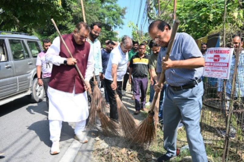 कैबिनेट मंत्री गणेश जोशी ने सड़क पर झाडू लगाकर दिया स्वच्छता का संदेश 