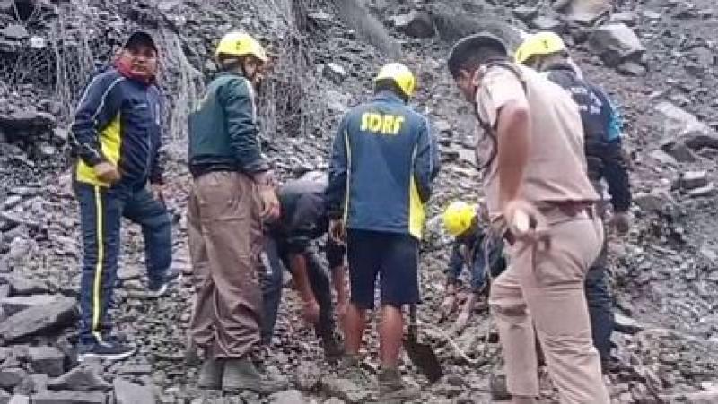 केदारनाथ से लौट रहे यात्री मलबे में फंसे, पांच की मौत 