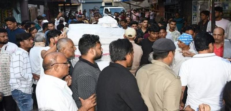 फुटपाथ घेरकर सामान सजाने वाले दुकानदारों के खिलाफ प्रशासन ने चलाया अभियान 