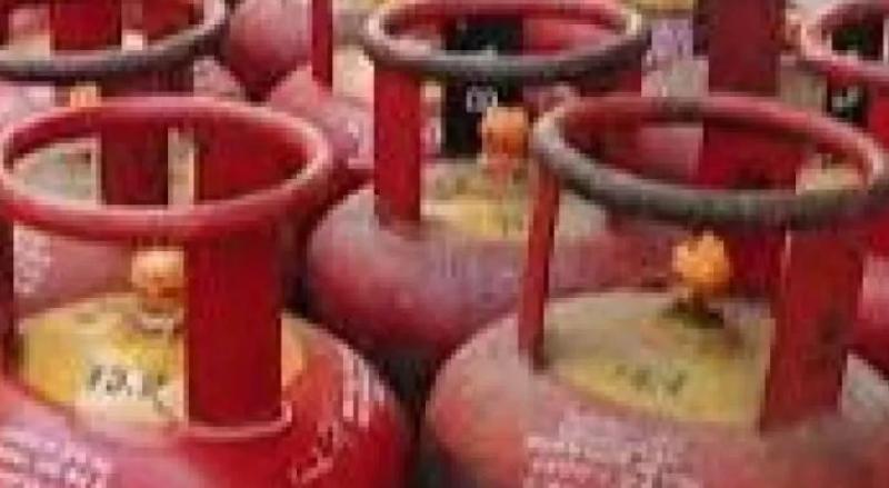 कमर्शियल एलपीजी सिलेंडर की कीमत में 62 रुपये की वृद्धि, घरेलू गैस की कीमतें स्थिर