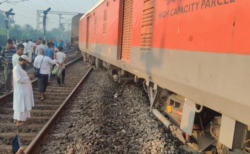 पश्चिम बंगाल के हावड़ा में ट्रेन दुर्घटना- सिकंदराबाद-शालीमार एक्सप्रेस के तीन डिब्बे पटरी से उतरे