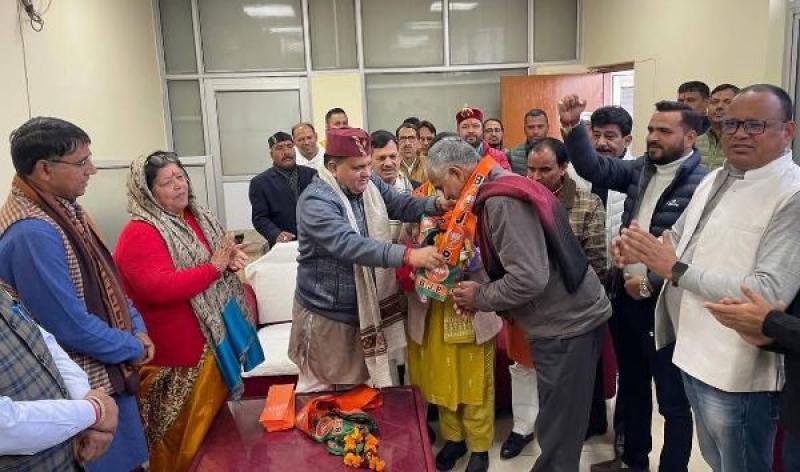 निकाय चुनाव के शोर के बीच कांग्रेस को लगा झटका, श्रीनगर पालिका के पूर्व अध्यक्ष भाजपा में हुए शामिल