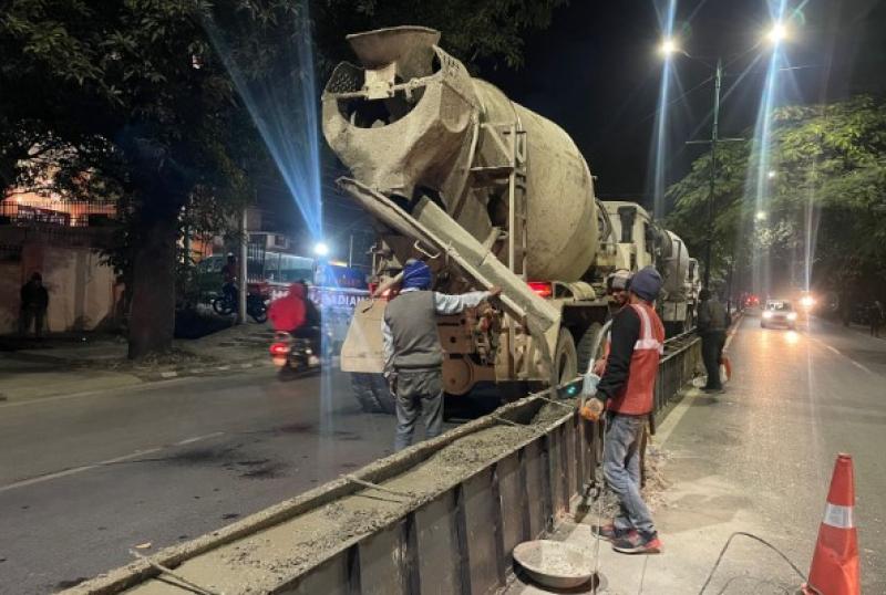 स्पीड पर लगेगी लगाम - डिवाइडर निर्माण कार्य जारी, लगेगी स्टील रेलिंग