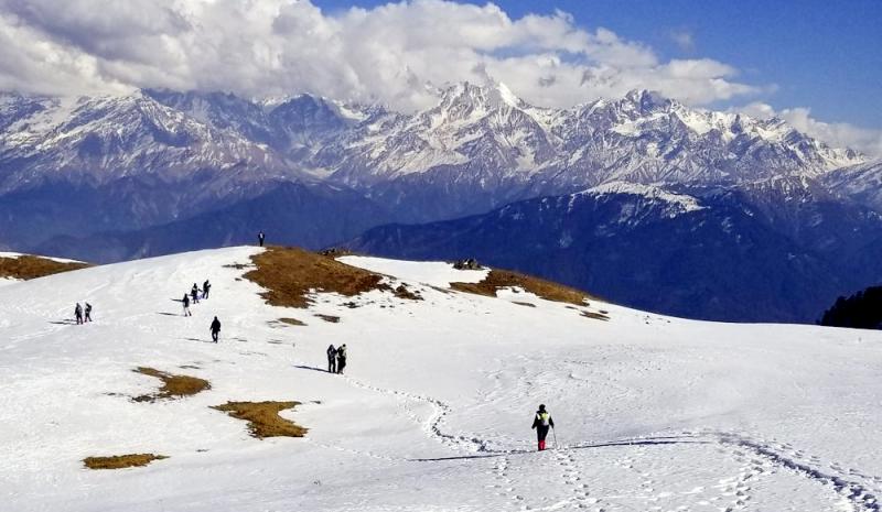 उत्तरकाशी के केदार कांठा व दयारा बुग्याल में उमड़े पर्यटक