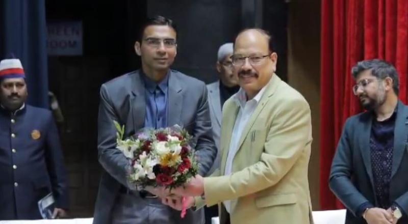 सरकारी स्कूलों में व्यवस्था ऐसी हो कि बच्चे कॉम्प्लेक्स फील न करें- डीएम 