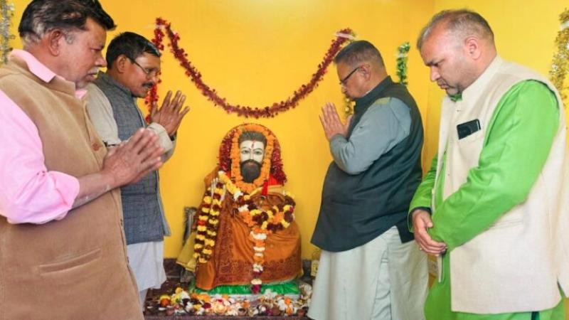 कैबिनेट मंत्री गणेश जोशी ने संत रविदास की मूर्ति पर माल्यार्पण कर उन्हें श्रद्धासुमन किए अर्पित 