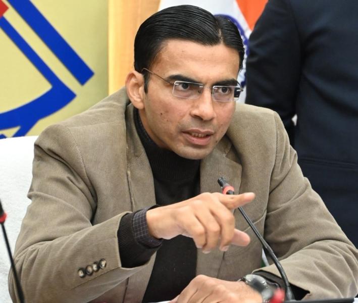 कुछ भी दे लें दलील, जनसुरक्षा की कीमत पर नहीं कटेगी रोड- डीएम