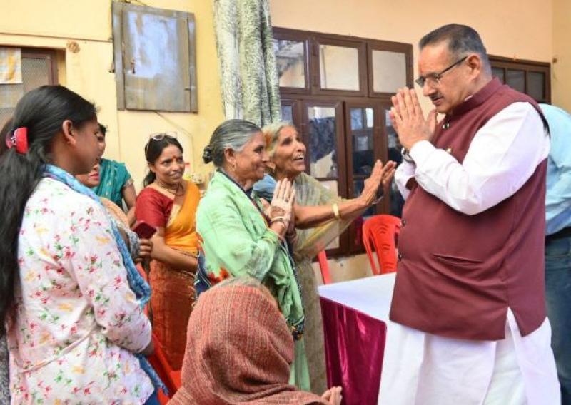 स्थानीय लोगों के साथ कैबिनेट मंत्री गणेश जोशी ने सुना प्रधानमंत्री के 'मन की बात' का 120वां संस्करण