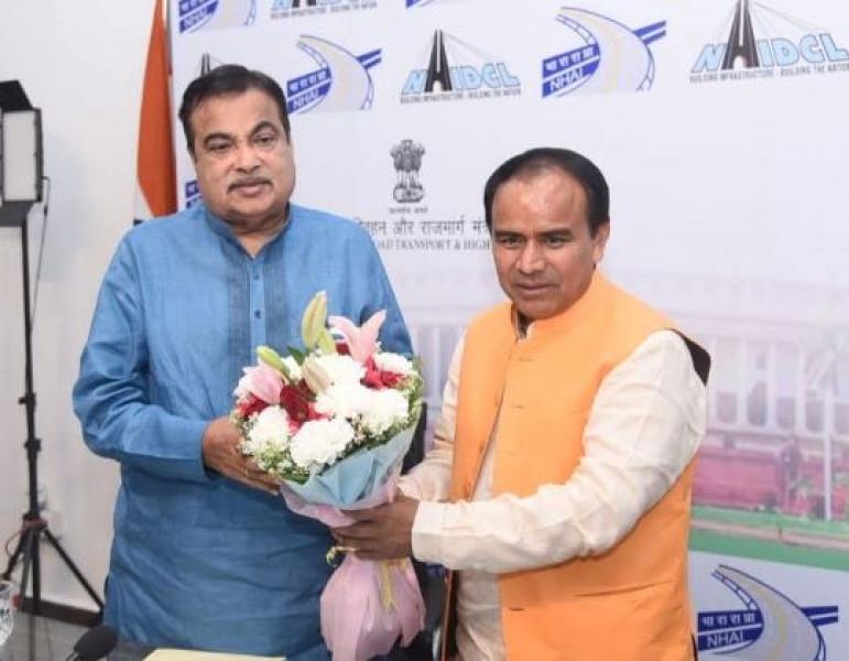 केन्द्रीय सड़क परिवहन मंत्री से मिले कैबिनेट मंत्री डॉ. रावत