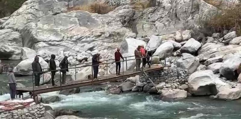 हेमकुंड साहिब जाने वाले अस्थायी पुल का निर्माण सफलतापूर्वक हुआ पूरा