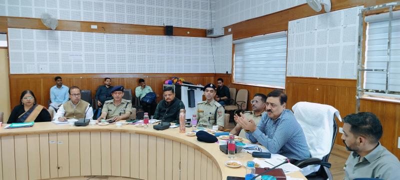 आयुक्त ने स्टेट हाईवे-31 पर पौड़ी-देवप्रयाग के बीच किमी 17 पर चल रहे डामरीकरण के कार्यो की गुणवत्ता का लिया जायजा