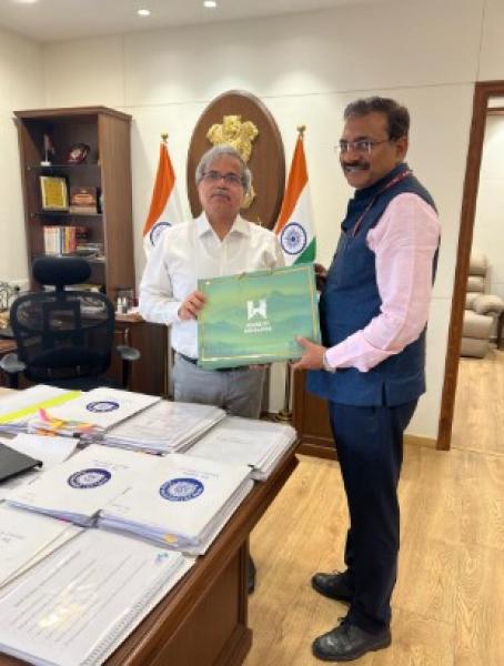 मुख्य सचिव आनन्द बर्द्धन ने राष्ट्रीय सुरक्षा सलाहकार अजीत डोभाल से की भेंट