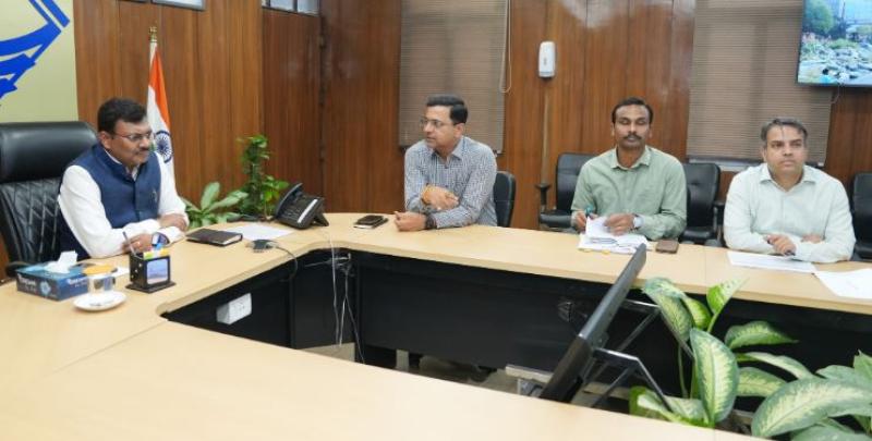 विभाग के महत्त्वपूर्ण प्रोजेक्ट्स की नियमित रूप से की जाए समीक्षा - मुख्य सचिव आनन्द बर्द्धन