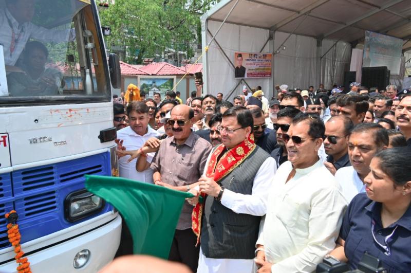 सीएम धामी ने 'चारधाम यात्रा 2025' का ऋषिकेश से किया शुभारंभ, 10 बसों को दिखाई हरी झंडी