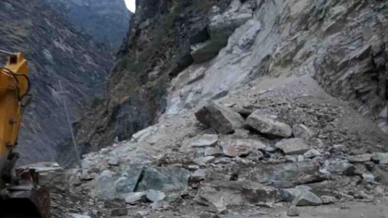 भारी बारिश से बदरीनाथ हाईवे बंद, सुबह 9 बजे बहाल — कई सड़क मार्ग अब भी प्रभावित