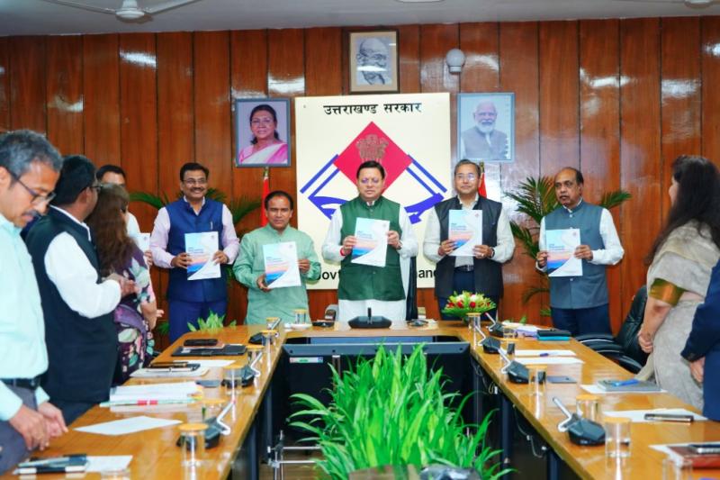 सेतु आयोग ने मुख्यमंत्री धामी को सौंपी सशक्तिकरण रिपोर्ट