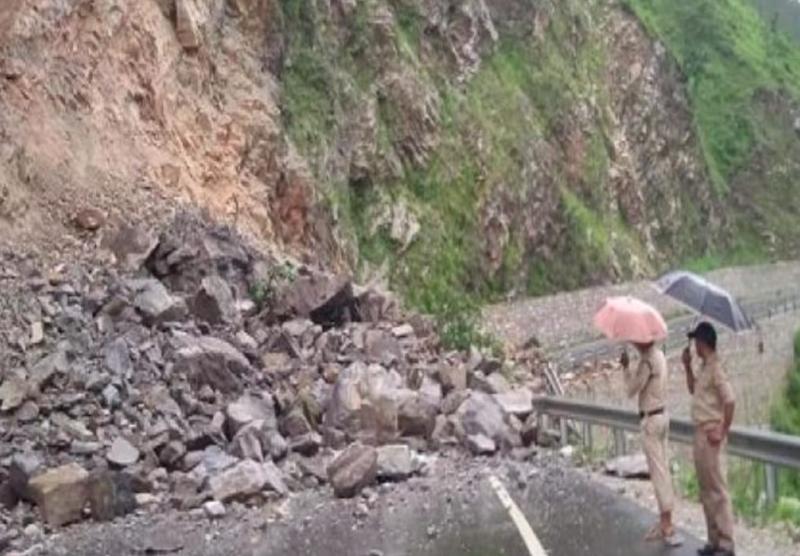 गंगोत्री-यमुनोत्री मार्ग पर भूस्खलन का खतरा, रात 9 से सुबह 5 बजे तक वाहनों की आवाजाही पर लगी रोक