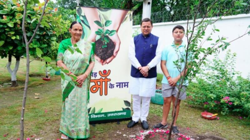 मुख्यमंत्री धामी ने 'एक पेड़ मां के नाम' अभियान के अन्तर्गत अपनी माताजी के साथ किया पौधारोपण