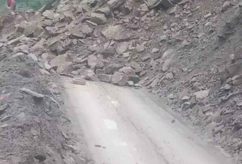 पिनौला में बोल्डर गिरने से बदरीनाथ मार्ग बंद, तीर्थयात्रियों की आवाजाही पर लगी रोक
