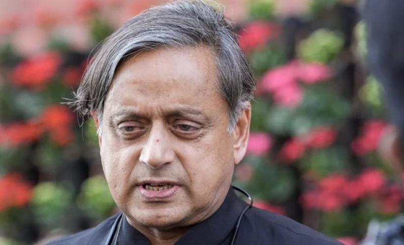 संविधान बनाम मनुस्मृति विवाद के बीच शशि थरूर का बयान बना सियासी बहस का नया केंद्र
