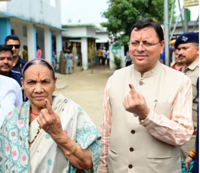 सीएम धामी ने अपनी माताजी के साथ किया मतदान
