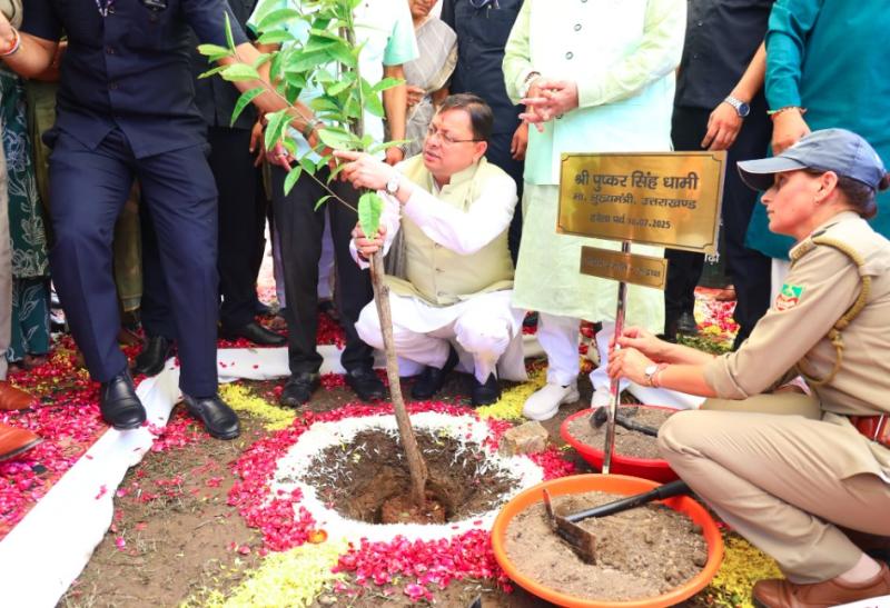 प्रदेश में हरेला का त्योहार मनाओ, धरती माँ का ऋण चुकाओ” थीम पर किया गया पौधा रोपण