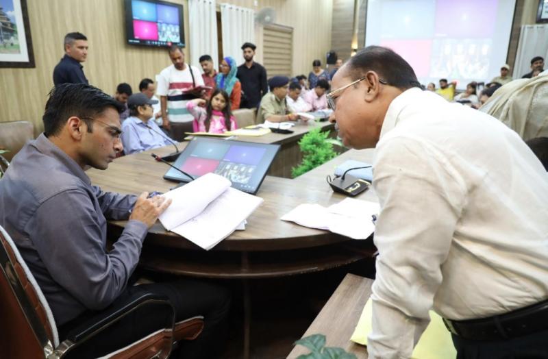 जिलाधिकारी सविन बंसल की सख्त कार्रवाई, लापरवाह कानूनगो को किया निलंबित