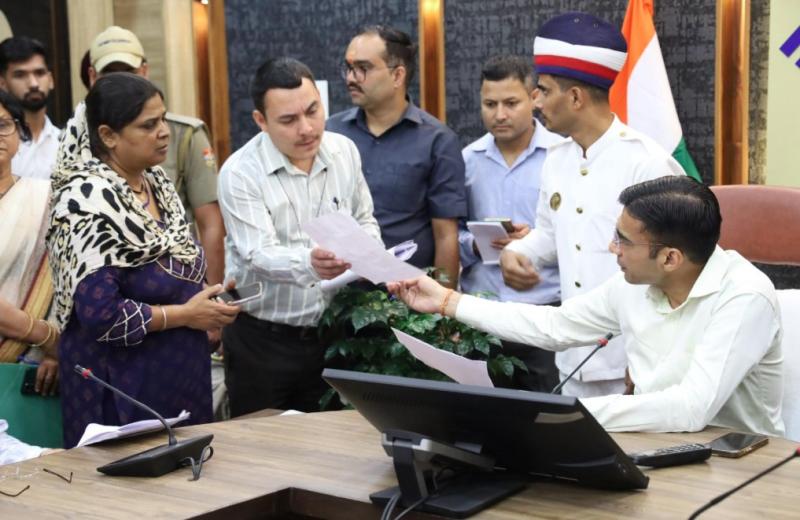 डीएम सविन बंसल के निर्देश पर मृतक आश्रित को नौकरी देने की प्रक्रिया शुरू