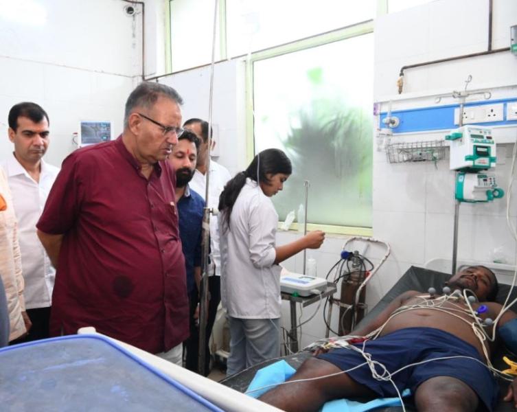कैबिनेट मंत्री गणेश जोशी ने मनसा देवी मंदिर हादसे के घायलों से की मुलाकात