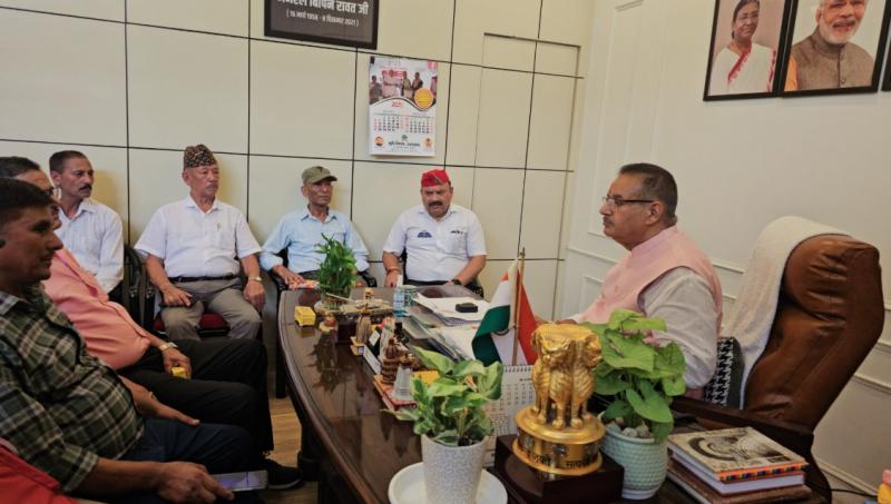 प्रदेशभर के पूर्व सैनिकों से आव्हान करते हुए सैनिक कल्याण मंत्री ने कहा कि वे हरेला पर्व के वृक्षारोपण अभियान में सक्रिय सहभागिता निभाएं और पर्यावरण संरक्षण में अग्रणी भूमिका निभाएं।
