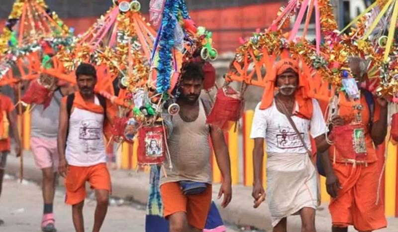 भगवा रंग में रंगी धर्मनगरी, हर-हर महादेव के नारों से गूंजा वातावरण