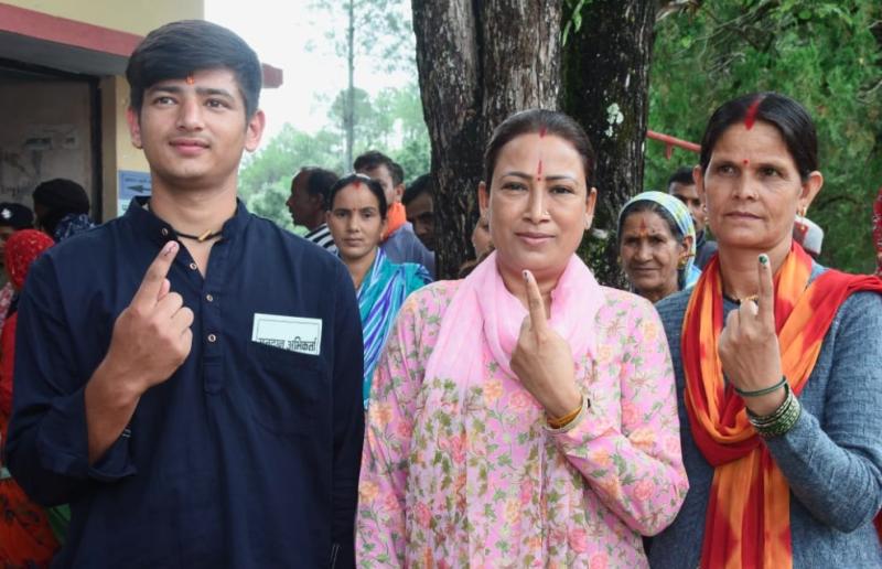 कैबिनेट मंत्री रेखा आर्या ने किया मतदान