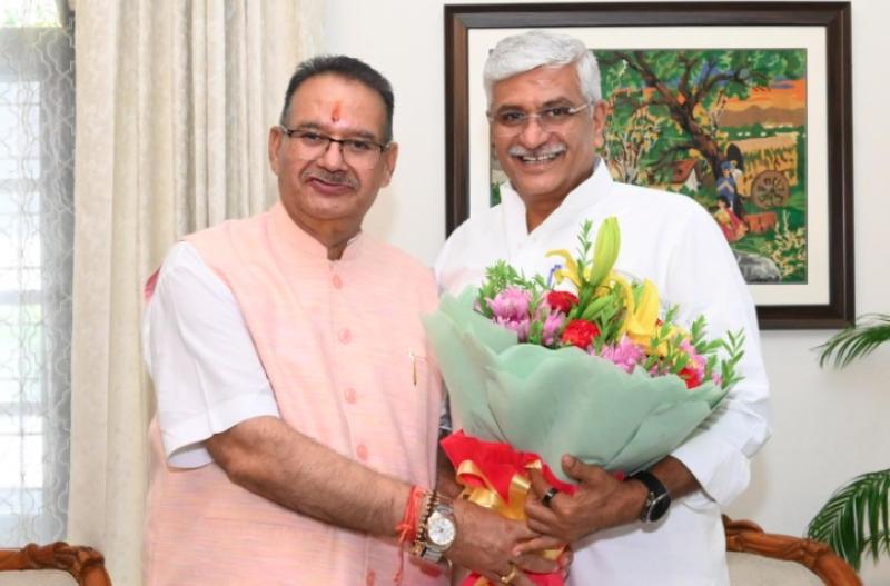 केंद्रीय पर्यटन एवं संस्कृति मंत्री गजेंद्र सिंह शेखावत का देहरादून आगमन पर स्वागत करते कैबिनेट मंत्री गणेश जोशी