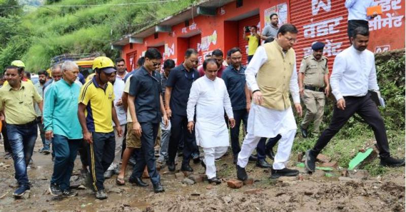 मुख्यमंत्री ने प्रभावितों के बीच पहुंचकर पोछे आंसू, कहा - पूरा राज्य आपके साथ खड़ा