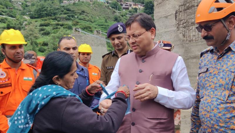 धराली आपदा में फंसी महिला ने मुख्यमंत्री धामी को दुपट्टे की राखी बांधी, सुरक्षित रेस्क्यू के बाद भावुक दृश्य