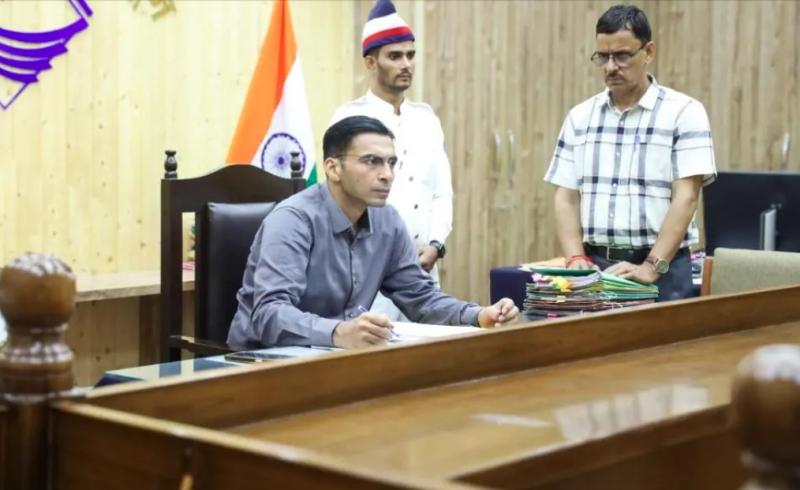 “महज उम्रदराज होना बहु-बेटे को बेघर करने का लाइसेंस नहीं” – डीएम