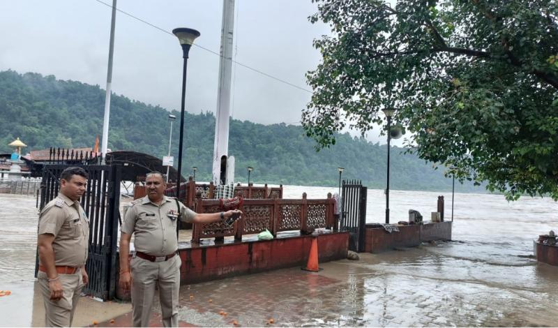 ऋषिकेश में गंगा नदी का जलस्तर खतरे के निशान से ऊपर, त्रिवेणी घाट जलमग्न
