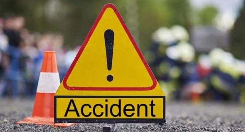बारिश और अंधेरे के कारण हुई दो बाइकों की आमने-सामने टक्कर