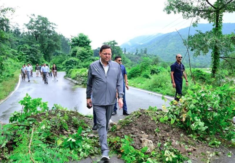 पीड़ित परिवारों से भेंट कर दिलाया हर संभव मदद का भरोसा
