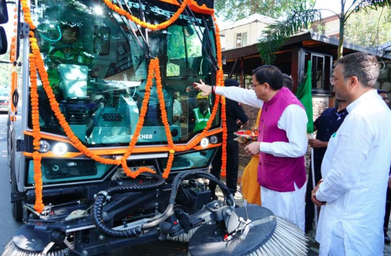 मुख्यमंत्री धामी ने वैक्यूम बेस्ड रोड स्वीपिंग मशीन का किया फ्लैग ऑफ