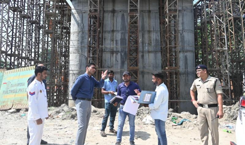 डीएम सविन बंसल ने भंडारीबाग रेलवे ओवरब्रिज निर्माण कार्यों का किया स्थलीय निरीक्षण