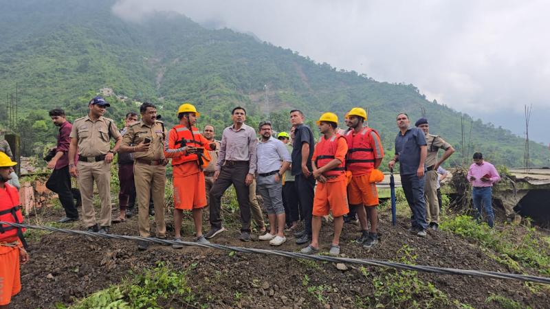 भारी बारिश के कारण प्रभावित क्षेत्रों में राहत और बचाव कार्यों का निरीक्षण करने के लिए जिला प्रशासन सक्रिय हो गया हैं।