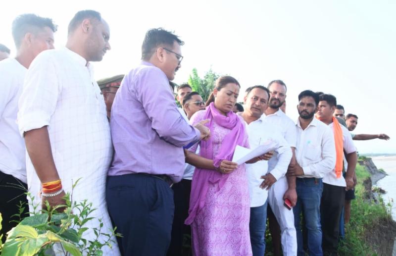 कैबिनेट मंत्री रेखा आर्या ने नैनीताल जनपद के लाल कुआं तहसील में बिंदुखात्ता गांव और रावनगर प्रथम में आपदाग्रस्त क्षेत्र का निरीक्षण किया।