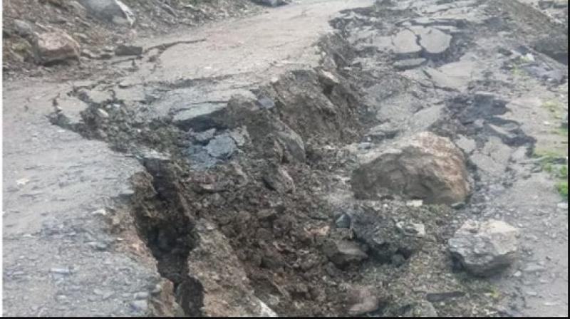यमुनोत्री धाम की राह फिर बाधित, फूलचट्टी से जानकीचट्टी को जोड़ने वाली सड़क का 200 मीटर हिस्सा ध्वस्त